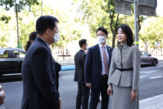 김건희 여사가 28일(현지시간) 마드리드 주스페인한국문화원을 방문, 오지훈 문화원장과 대화하고 있다.<연합뉴스>